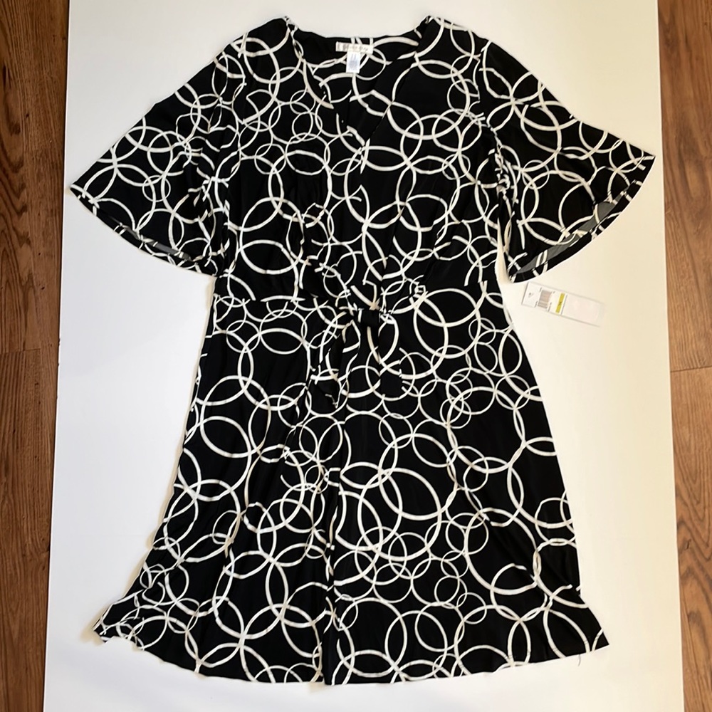 London Times, knee length V-neck short sleeve dress